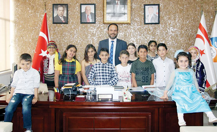 İskele Belediye Başkanı Hasan Sadıkoğlu koltuğunu çocuklara devretti
