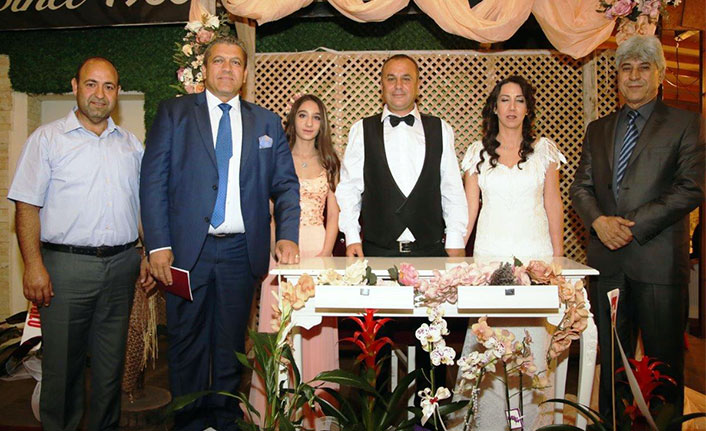 Nikahın 15’inci yılında dostlarla özel kutlama