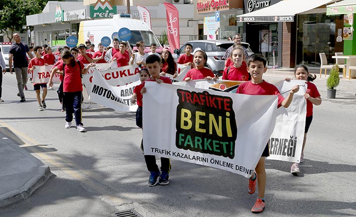 Şht. Tuncer İlkokulu öğrencileri, Dereboyu’nda yürüyerek tüm büyüklere mesaj verdi