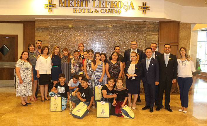 Arabahmet İlkokulu öğrencilerine Merit Lefkoşa Hotel’in katkılarıyla mezuniyet yemeği düzenlendi