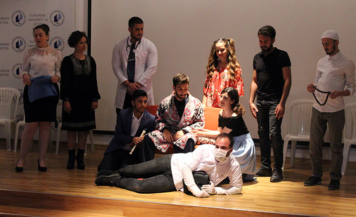 LAÜ’de, sahnelenen tiyatro oyunu öğrencilere eğlenceli vakit geçirme imkanı sundu