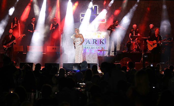 Merit Park Hotel’de sahne alan Sıla, enerjisi ve şarkılarıyla izleyenlerini kendisine hayran bıraktı