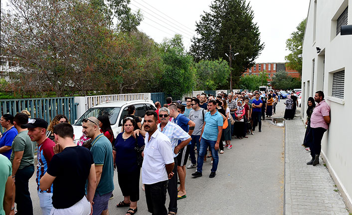 Türkiye’deki seçimler için oy kullanan vatandaşlar, 20 Temmuz Fen Lisesi önünde uzun kuyruk oluşturdu