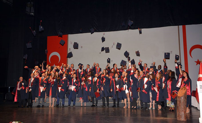 YDÜ Tıp Fakültesi’nden mezun olan öğrenciler, “Hekimlik Yemini” ettikten sonra diplomalarını aldı