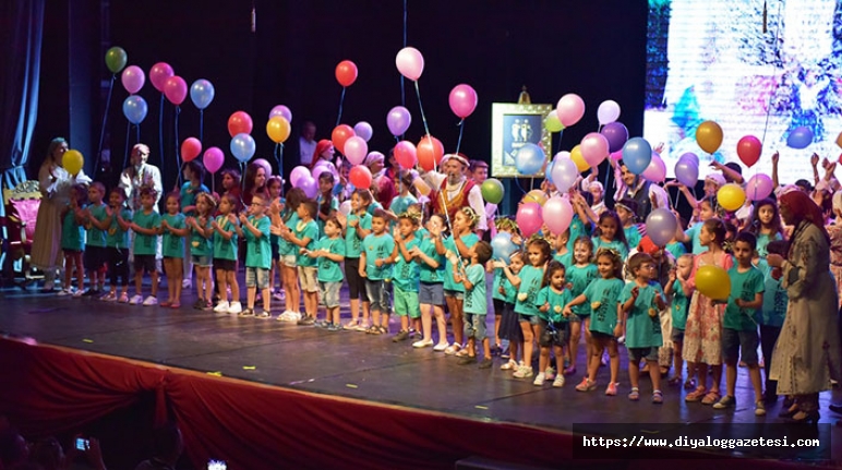 HASDER’de çeşitli görevler üstlenmiş yüzlerce çocuk, genç ve yetişkin gönüllü sahneye çıktı