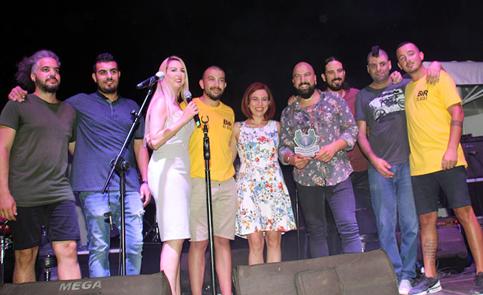 Kuzey Kıbrıs’ın sevilen sanatçıları “Bir El Uzat”  sloganıyla düzenlenen konserde sahne aldı