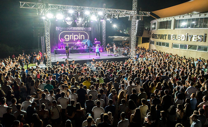 Portakal Festivalinde konser veren Gripin, en özel şarkılarını Güzelyurtlu hayranları için seslendirdi