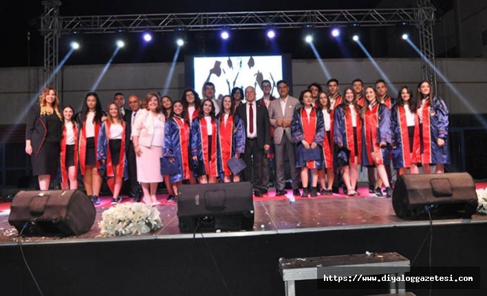 TED Kuzey Kıbrıs Koleji görkemli bir mezuniyet töreniyle liseden ikinci mezunlarını verdi