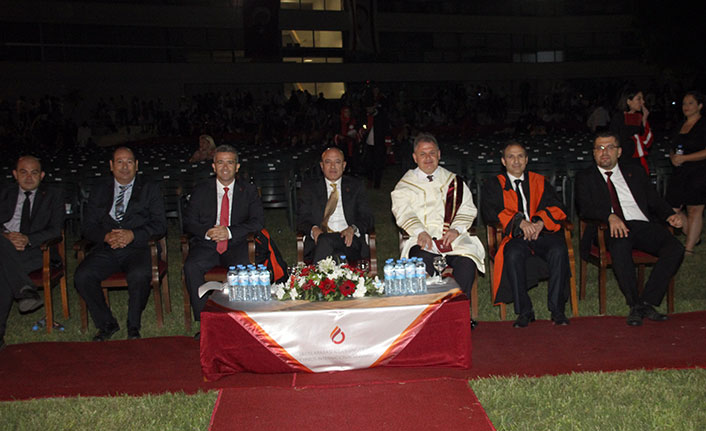 UKÜ’de düzenlenen törende, 30 farklı ülkeden bin 154 öğrenci diplomalarını aldı