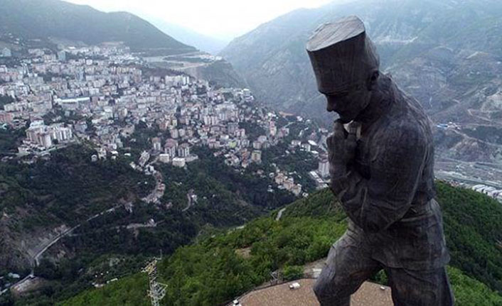Artvin, 22 metre yüksekliğinde ve 50 ton ağırlığındaki Atatürk heykeliyle dikkati çekiyor