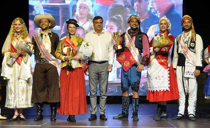 Beyarmudu’ndaki festival kapsamında En İyi Geleneksel Kostüm Yarışması gerçekleştirildi