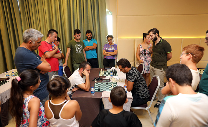 Girne’deki satranç tutkunları, Merit Royal & Premium Hotel’de buluştu