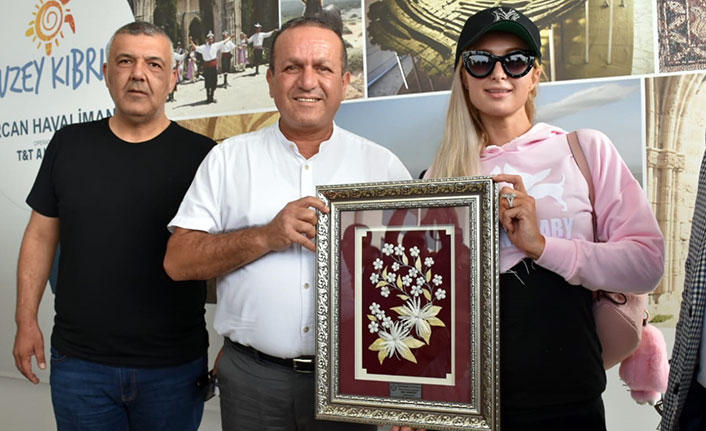 Turizm Bakanı Ataoğlu, Paris Hilton’a ipek kozası figürlü tablo hediye etti