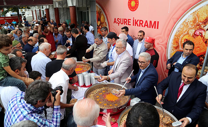 Cumhurbaşkanı Erdoğan’ın talimatıyla ‘Muharrem Ayı’ dolayısıyla Türkiye’nin 13 ilinde vatandaşlara aşure ikram edildi