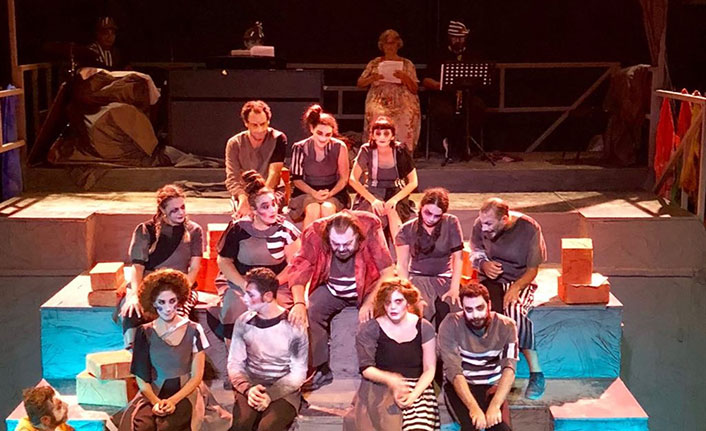 Hayalet Kumpanya’nın prömiyeri, Tiyatro Festivali’nin açılış gecesinde Bandabulya Sahnesinde yapıldı