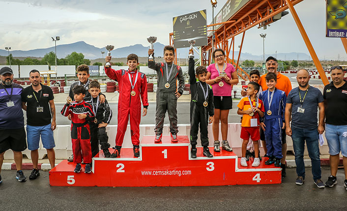 Karting yarışına yağmur engeli