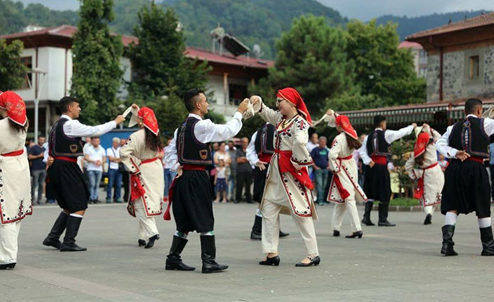 Mehmetçik Kültür ve Dayanışma Derneği Halk Dansları topluluğu Artvin’de sahne aldı