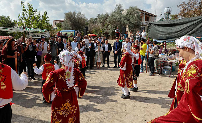 Akıncı’ya ‘Palüze’ ikram eden köylüler, faydasını anlatmayı ihmal etmedi