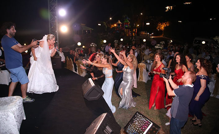 Ayşegül Zaim, düğün gecesinde eşi Gazi Güney’e Sezen Aksu’nun şarkısıyla seslendi