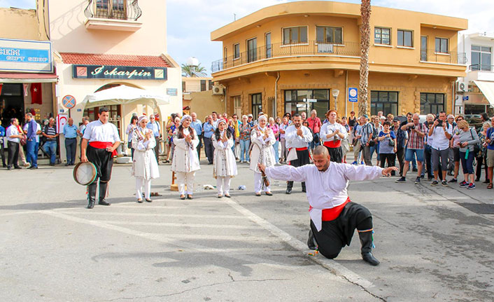 Gazimağusa’yı ziyaret eden turistler folklor gösterileriyle karşılandı