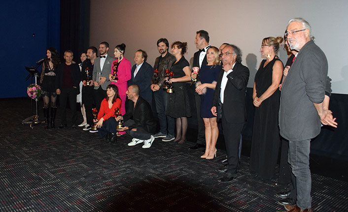 Hazar Ergüçlü’ye en iyi kadın oyuncu ödülü verilmesi KKTC’de büyük bir sevinç yarattı