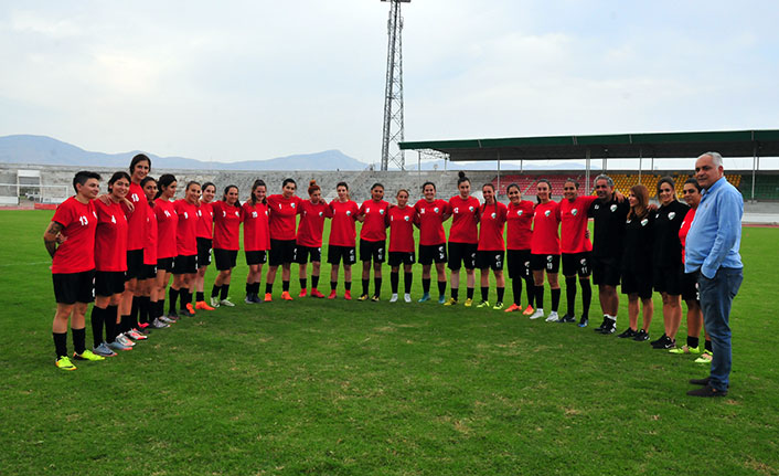 Kadınlar sahaya indi