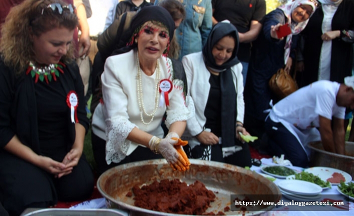 Şanlıurfa’da yaklaşık 200 kişi aynı anda çiğ köfte yoğurdu