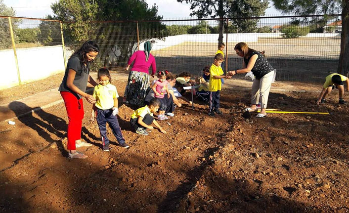 Zümrütköy İlkokulu'nda hazırlanan organik bahçeye öğrenciler kendi elleri ile sebze ekti