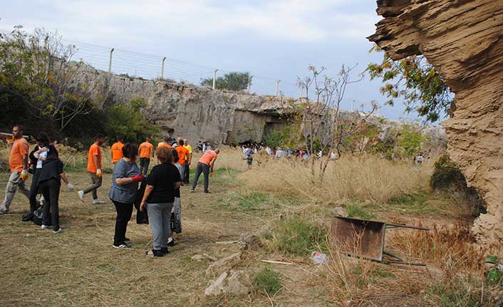 Girne’de tarihi alan Krisokova’da yapılan çevre temizliğine gençler ve yabancılar büyük destek verdi