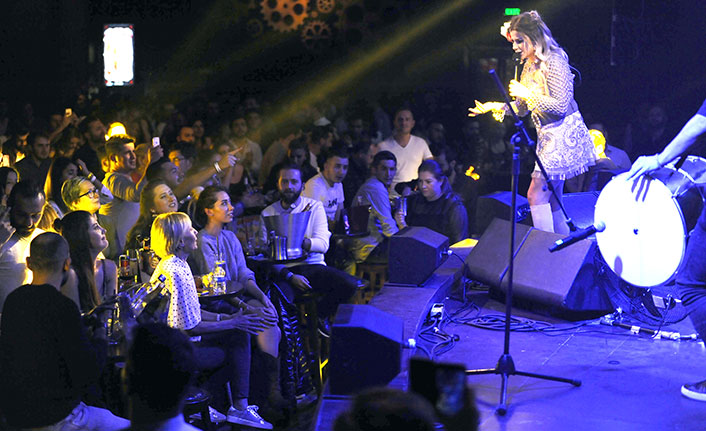 Kartal’daki konserde Merve Özbey'e anne dopingi