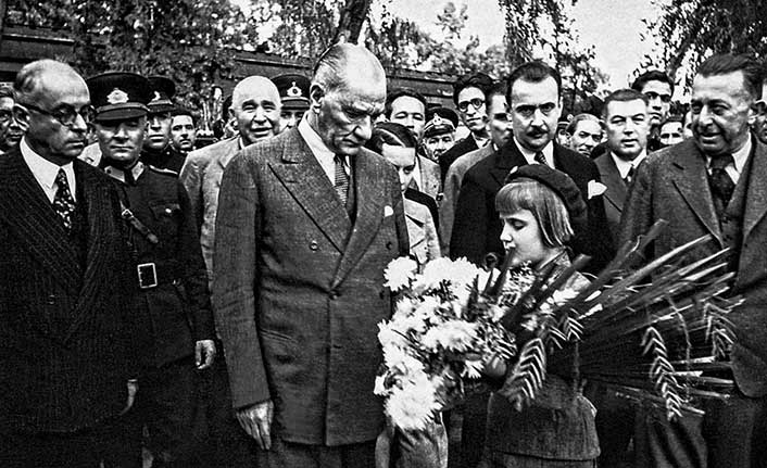 Türk ulusu,  Cumhuriyet’in kurucusu Mustafa Kemal Atatürk’ü ölümünün 80’inci yılında saygıyla anıyor