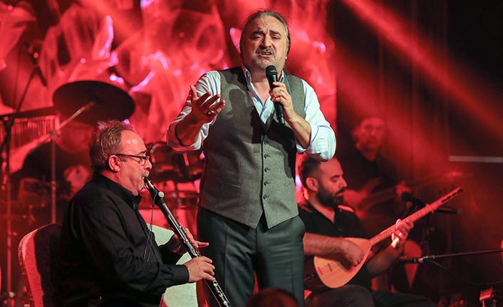 Volkan Konak  Merit Crystal’de hayranlarına unutamayacakları bir gece yaşattı