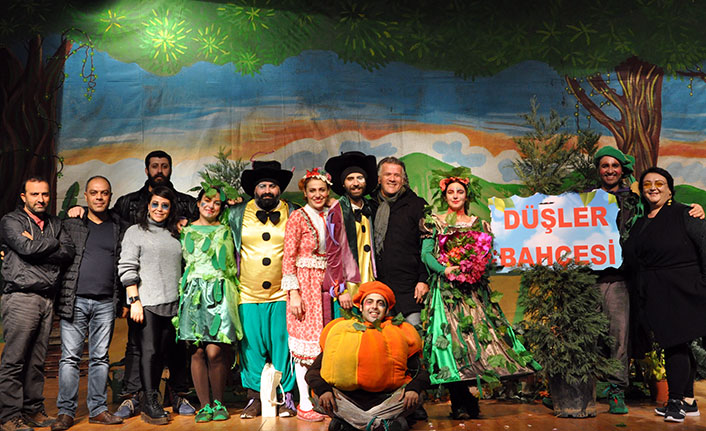 Adana-Seyhan Belediyesi Şehir Tiyatrosu, çocuklar için Güzelyurt’ta sahne aldı