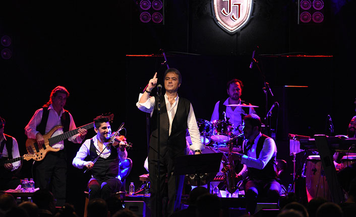 Arabesk müziğinin yaşayan efsanelerinden Cengiz Kurtoğlu sürprizlerle dolu bir konsere imza attı