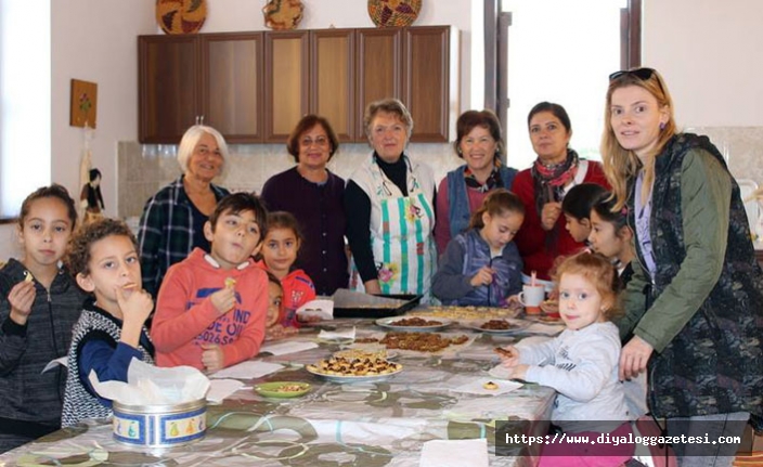 ÇADER’in düzenlediği etkinlikte çocuklar büyüklerine elleriyle kurabiye yaptı