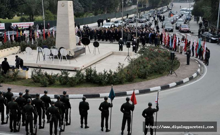 Kahramanlara saygı duruşu