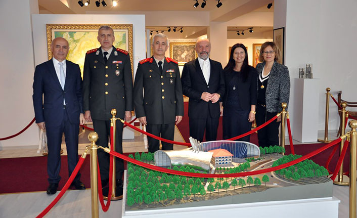 Tuğgeneral Tevfik Algan ve eşi, Kıbrıs Cumhuriyet Sergisi'ni ziyaret etti
