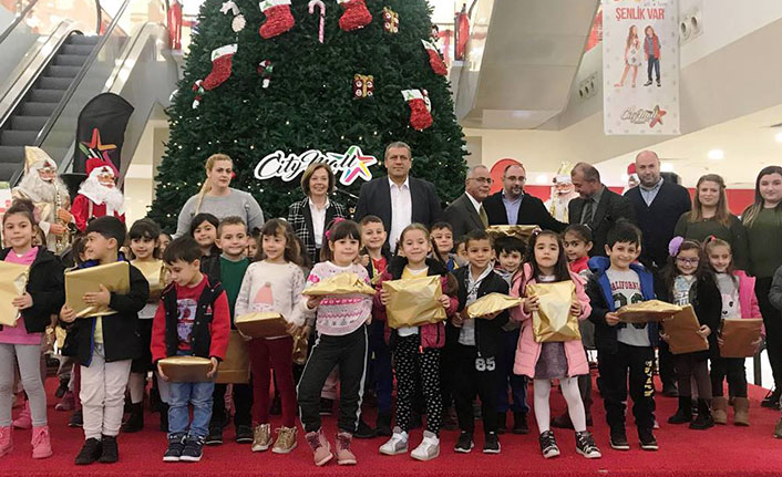 Ülke genelindeki ilkokul öğlencilerinin yaptığı resimlerden oluşan sergi açıldı