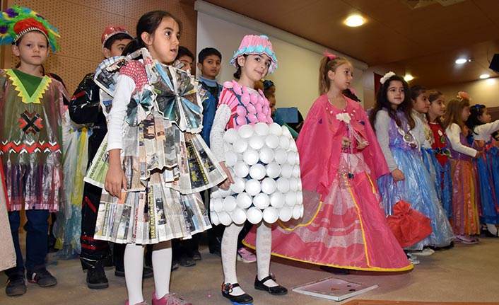 Aydın'da ilkokul öğrencileri atık eşyadan hazırladıkları kıyafetlerle defile düzenledi