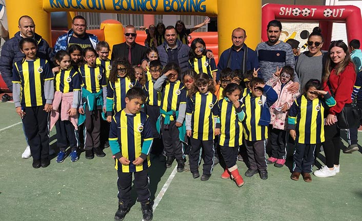 Değirmenlik Belediyesi işbirliğinde ilkokul öğrencilerine Fenerbahçe forması dağıtıldı