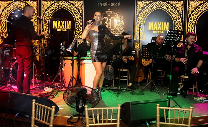 Maxim Royal’de sahne alan Gökçe Kırgız, yeni şarkısı Büyük Soru’yu ilk kez hayranlarıyla paylaştı