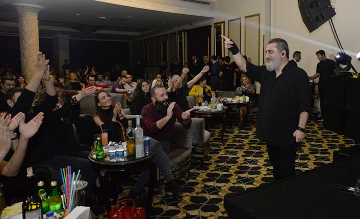 Başarılı yorumcu Soner Olgun, güçlü sesi ve eşsiz yorumuyla yine izleyenleri mest etti