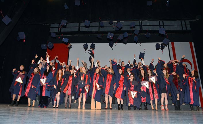 Fen-Edebiyat Fakültesi’nden mezun olan öğrenciler için tören düzenlendi