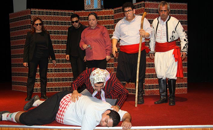Beyarmudu Belediyesi Güney Mesarya Halk Tiyatrosu’nun oyunu İskele’de sahnelendi