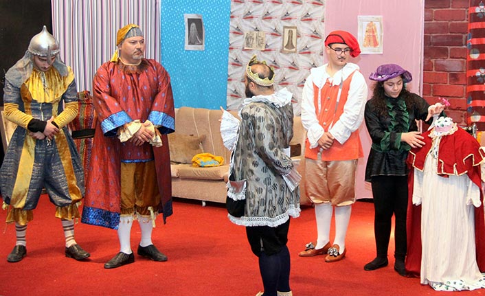 İskele Belediye Tiyatrosu oyununu öğrenciler için sahneledi