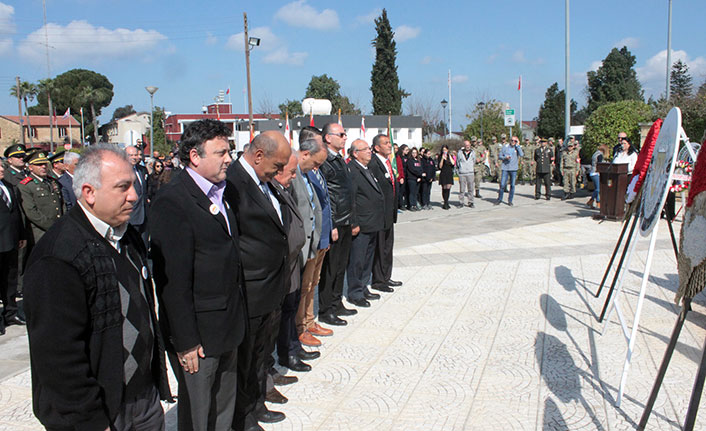 Kahramanlara saygı duruşu