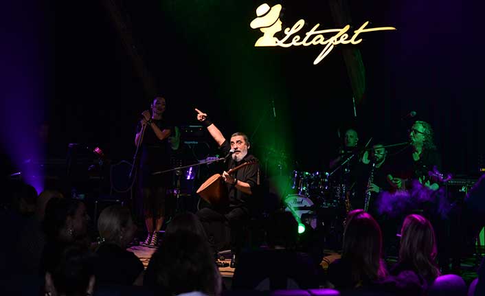 Kuzey Kıbrıs gecelerinin parlayan yıldızı Letafet’te sahne alan Soner Olgun, 8 Mart’a özel şarkılar söyledi