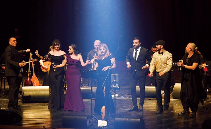 Lefkoşa Belediye Orkestrası, Türk halk ozanı Neşet Ertaş anısına konser düzenledi