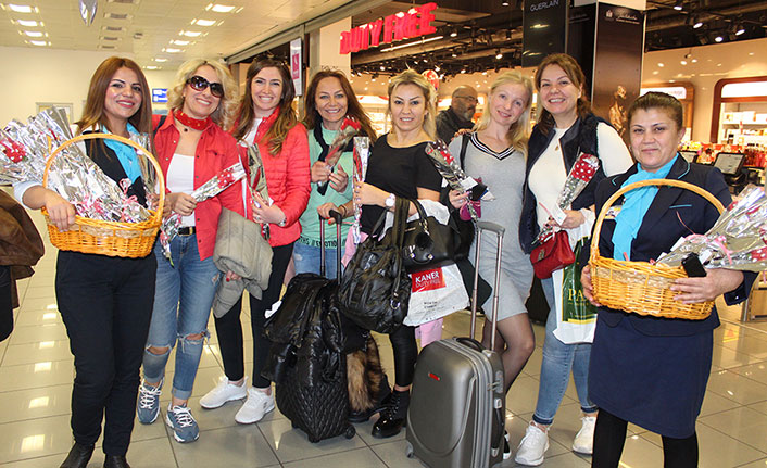T&T Ercan Havalimanı İşletmeleri kadınlara çiçek dağıttı