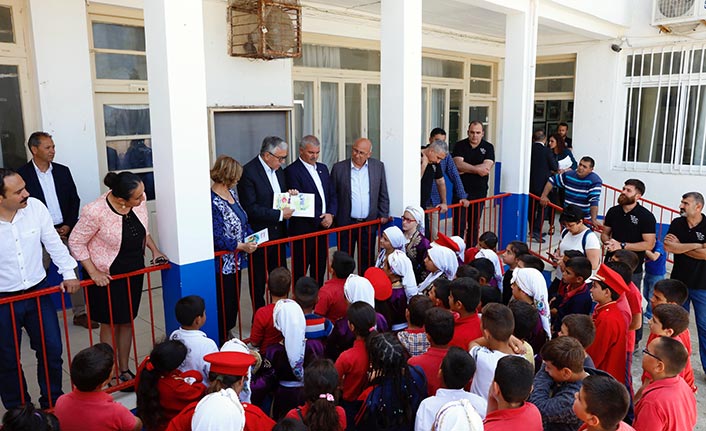 Dipkarpaz İlkokulu öğrencilerine “Haklarımı Biliyorum” kitabı dağıtıldı